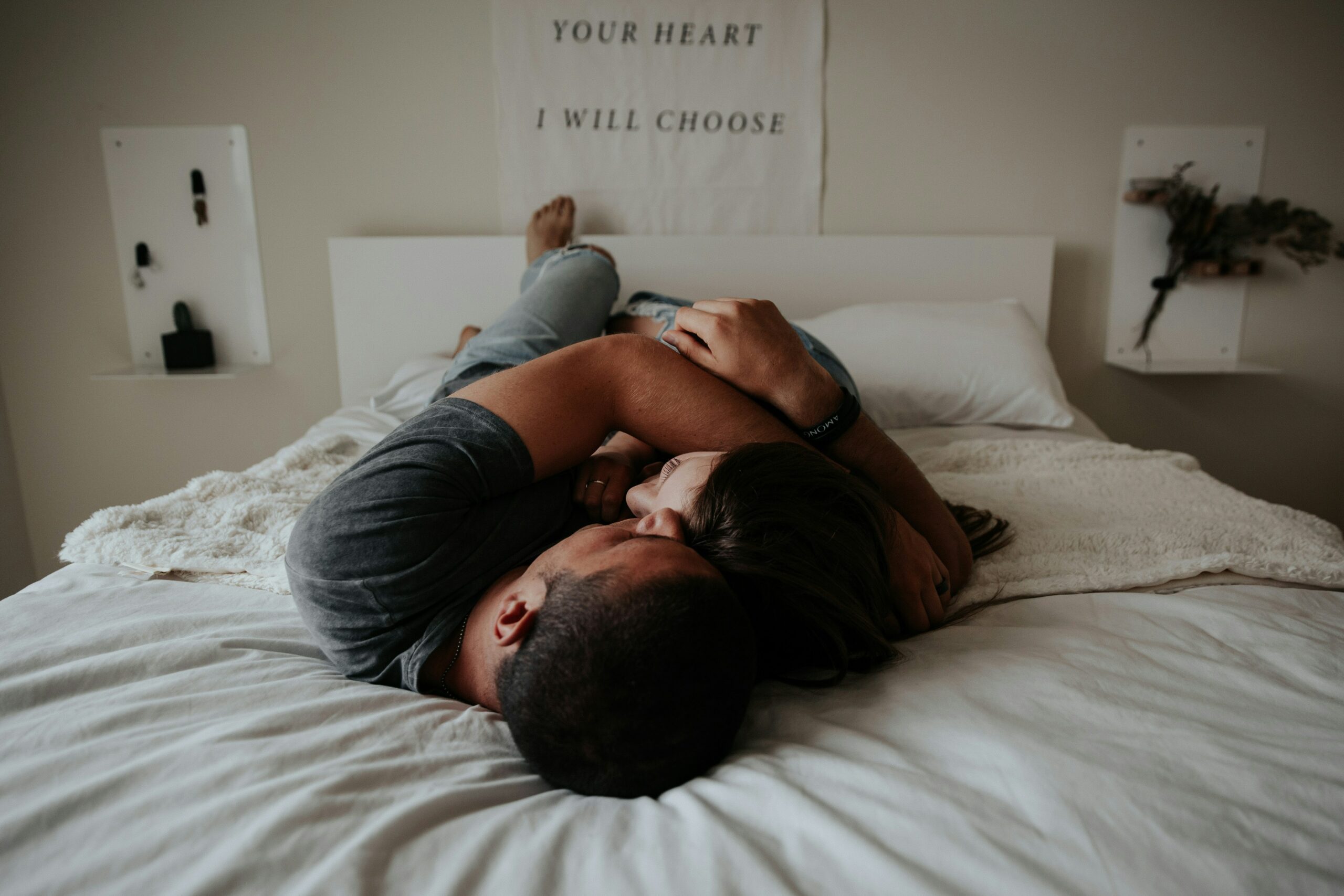 homme moderne engagé dans une relation amoureuse saine