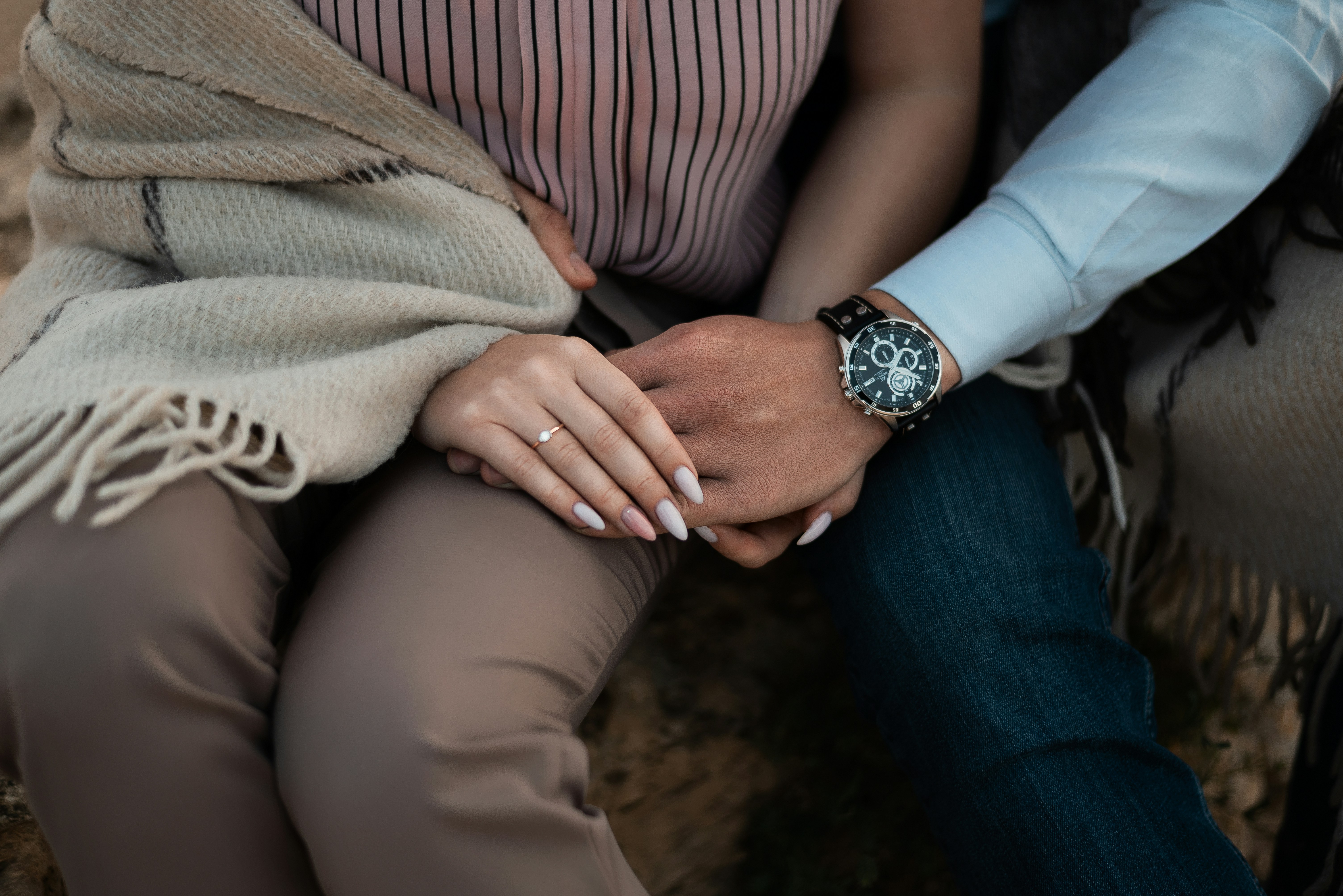 Un homme et une femme se tenant la main